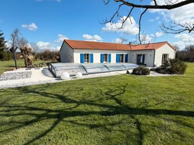 Maison de plain pied avec terrain et piscine sans travaux