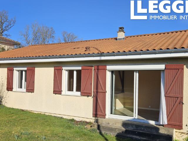 Maison de plain pied avec trois chambres dans un quartier calme avec un garage spacieux