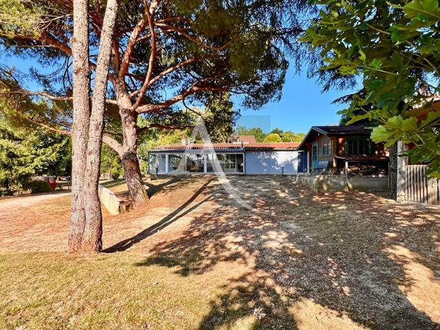 Maison de plain pied avec un beau parc arboré 140m² Fumel