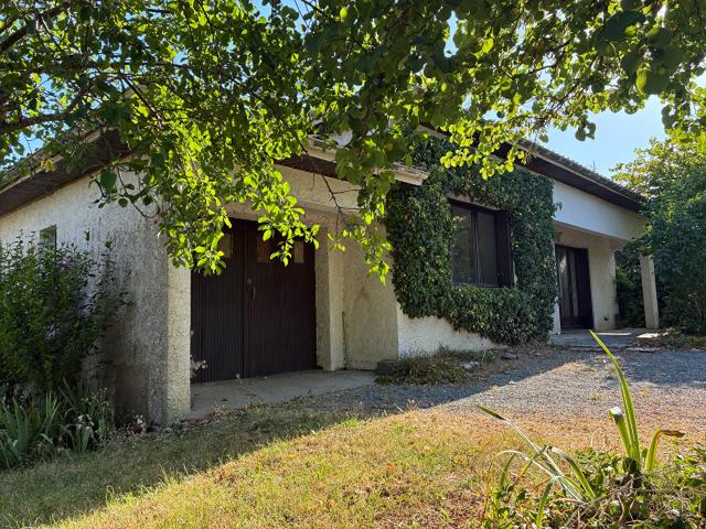 Maison de plain pied avec vue dégagée sur la campagne, à deux pas de Cancon