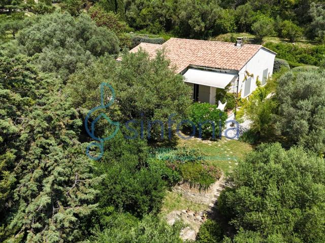 Maison de plain pied avec vue sur le Duché d'Uzès et jardin. 78m² Uzès