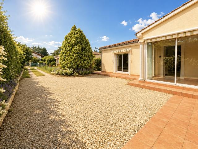 Maison de plain pied avec véranda, garage et beau jardin clos dans un quartier recherché
