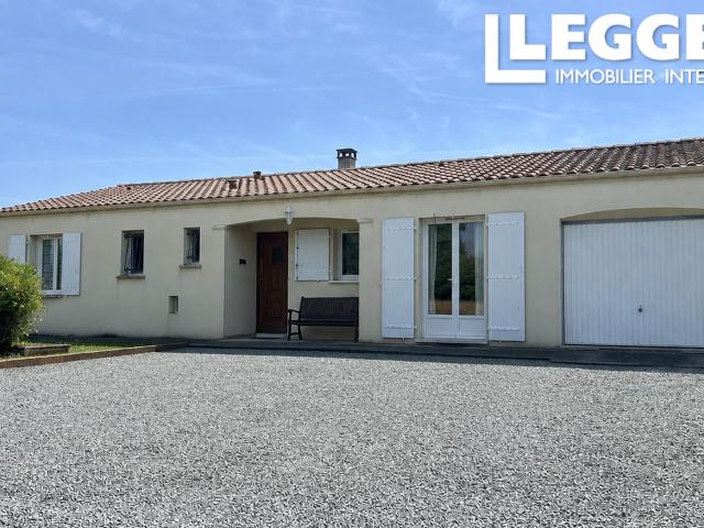Maison de plain pied avec 3 chambres, garage et grand jardin, à proximité de Saint Jean d'Angély