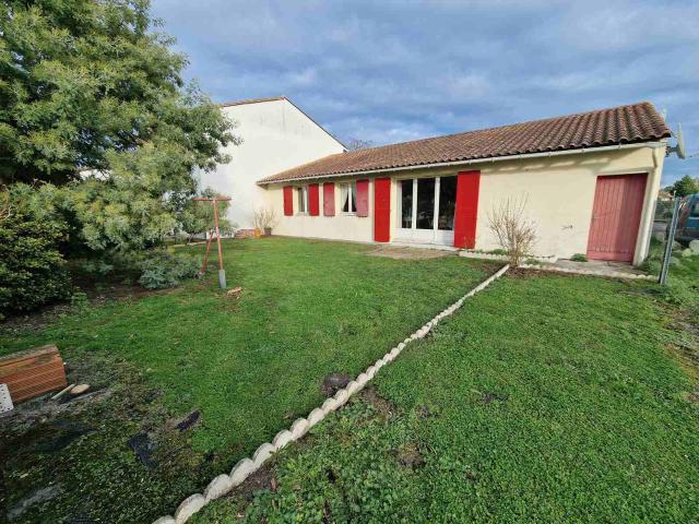 Maison de plain pied avec 3 chambres et garage