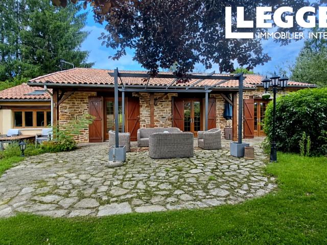 Maison de plain pied avec 3 chambres et un lac, située dans un cadre champêtre paisible !