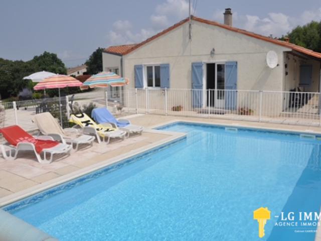 Maison de plain pied avec 4 chambres piscine et belle vue su