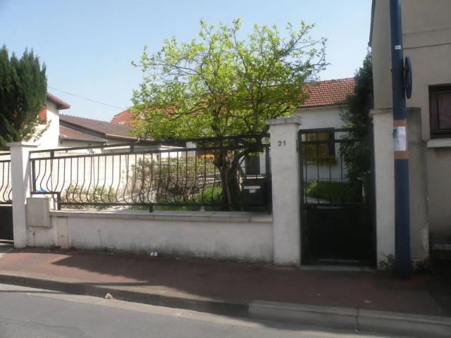 Maison de plain pied avec 4 pièces 3 chambres sous sol total