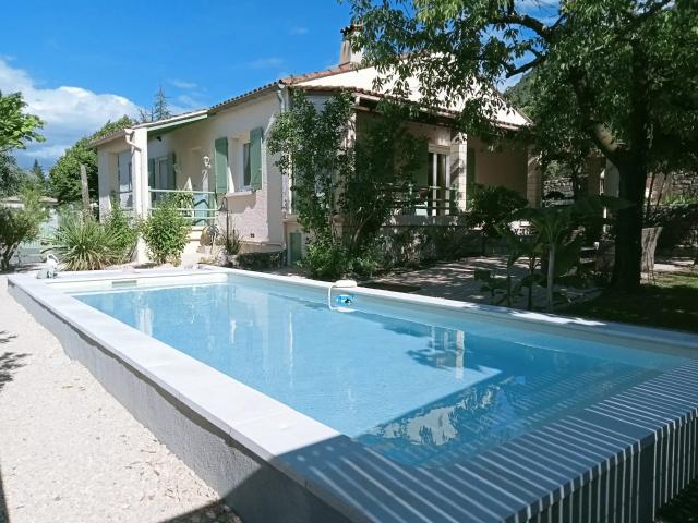 Maison de plain pied avecjardin, piscine et vue sur la montagne