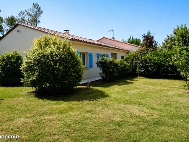 Maison de plain pied contemporain de type 5 avec piscine