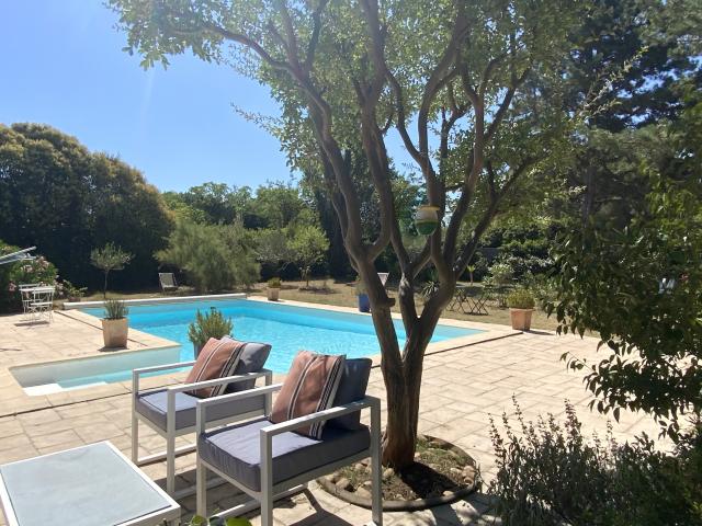 Maison de plain pied dans un bel environnement de nature à 3 km du centre d'Uzès avec piscine et atelier