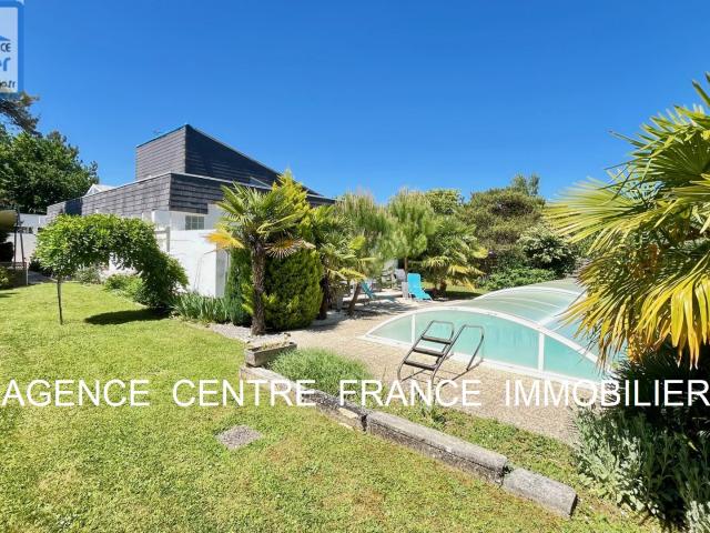 Maison de plain pied de 7 pièces avec piscine et dépendances