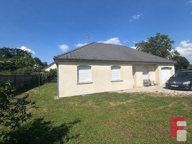 Maison de plain pied de 92 m2 avec garage sur 916 m2 de terrain