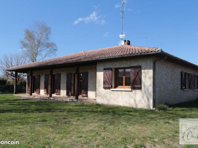 Maison de plain pied de 123m2 avec 3 chambres, terrasse, garage, et beau jardin