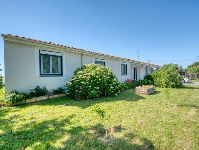 Maison de plain pied de 135 m² à vendre 4 chambres 1 bureau 7 pièces TONNAY CHARENTE 17