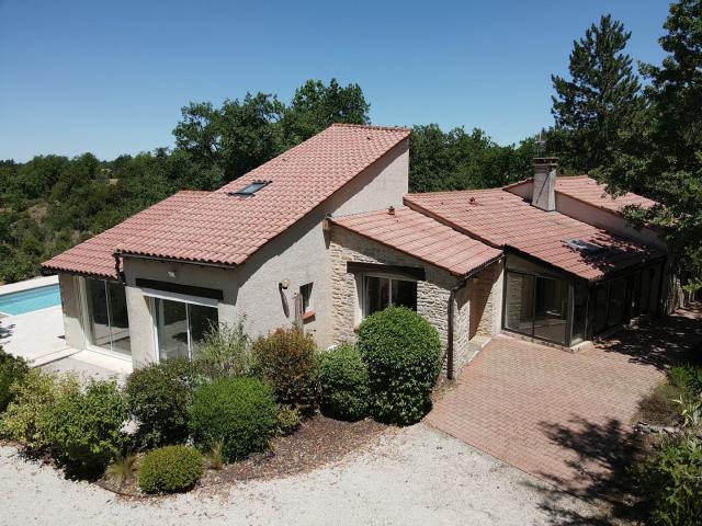 Maison de plain pied de 156 m2 avec piscine, garage et terrain arboré