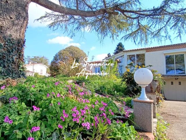 Maison De Plain Pied De 167 m2, 2000 m2 de terrain arboré 167m² Brax