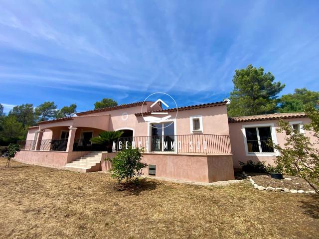 Maison de Plain pied de 188m2 sur un terrain plat de 2185m2 à vendre à Bagnols en forêt