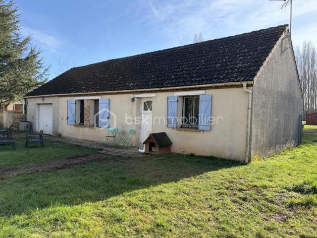 Maison de plain pied des années 90 composée de ses 3 chambres et de son garage, le tout sur un terrain entièrement clos !
