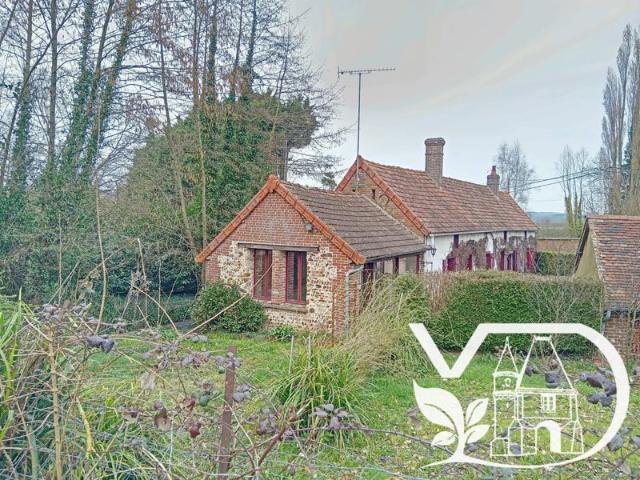 MAISON DE PLAIN PIED, DEUX CHAMBRES, DANS UN CHARMANT VILLAGE