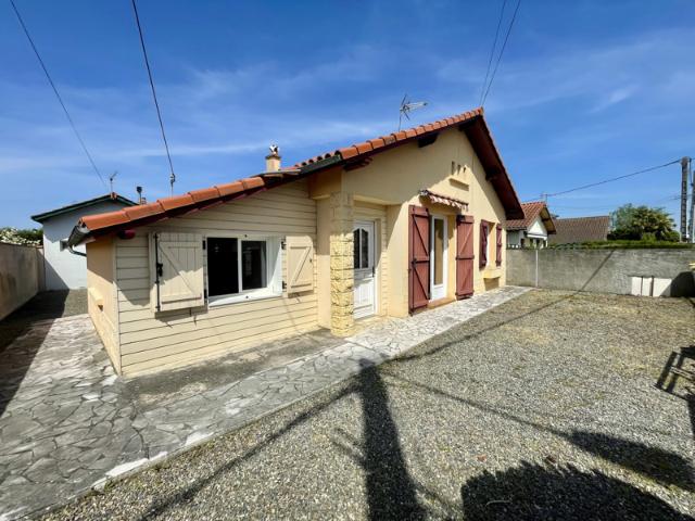 Maison de plain pied, deux chambres plus bureau au centre de