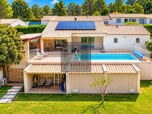 Maison de plain pied d'une superficie de 136 m2 avec piscine sur une parcelle de 2000 m2