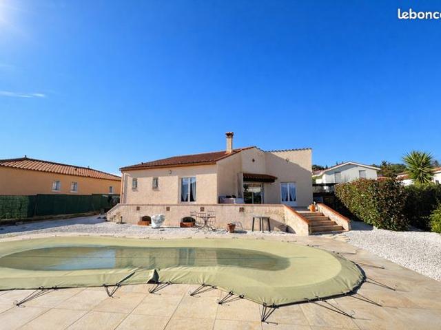 Maison de plain pied en 4 faces avec grand jardin et piscine