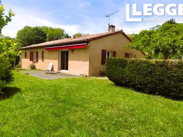 Maison de plain pied en très bon état avec terrain plat, ensoleillé et bordé d’un ruisseau