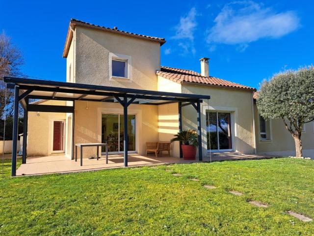 Maison De Plain Pied, Garage, Terrasse, Piscine sur un beau. 150m² Gourdon
