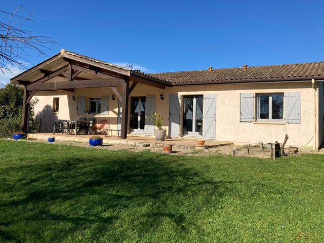 Maison de plain pied lumineuse avec dépendances et jardin cl