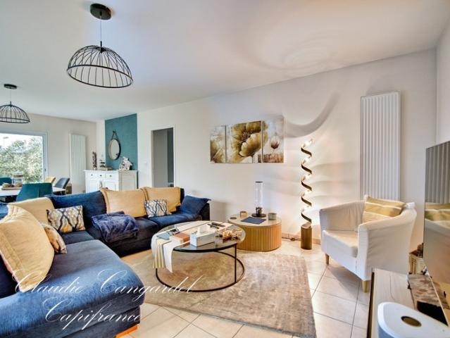 Maison de plain pied lumineuse dans un village côtier prisé, à 5 min de La Rochelle et de l’île de Ré. Calme, jardin, 4 chambres. Coup de cœur assuré