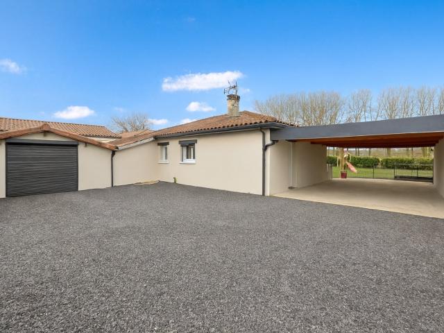 Maison de plain pied lumineuse et entièrement rénovée à Betp. 76m² Villecomtal sur Arros