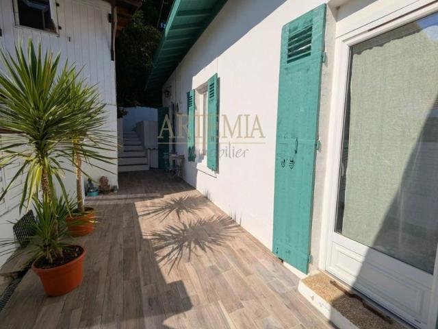 Maison de plain pied, proche du centre ville avec un esprit champêtre, très bon état