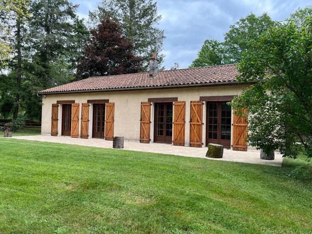 Maison de plain pied proche Persac 5 pièce s 112.36 m2 4 c. 112m² Persac