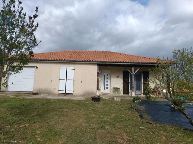 Maison de Plain Pied Rénovée avec Jardin et Garage Proche 88m² Mansle