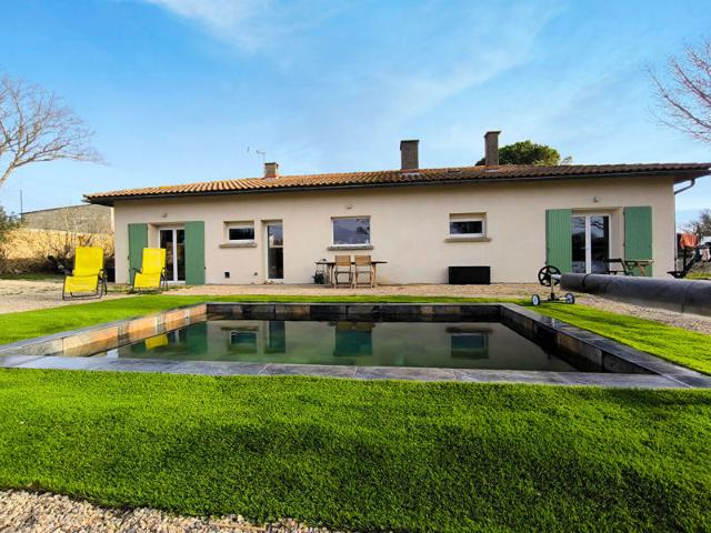 Maison de plain pied rénovée avec studio indépendant, terrain de 2 014 m² et piscine proche de Trèbes