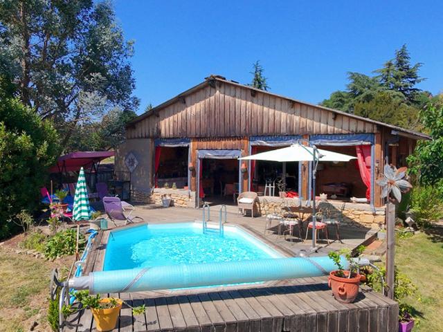 Maison de plain pied rénovée avec piscine, terrasse couverte de 50 m² et chalet indépendant – Périgord Noir