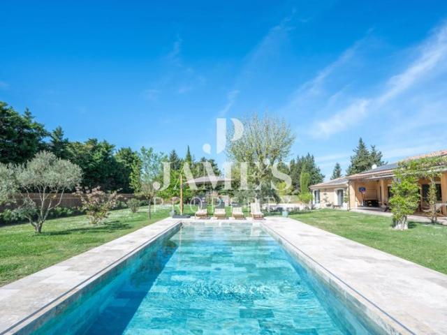 Maison de plain pied rénovée avec piscine Graveson