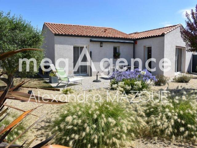 Maison de plain pied récente avec jardin paysagé