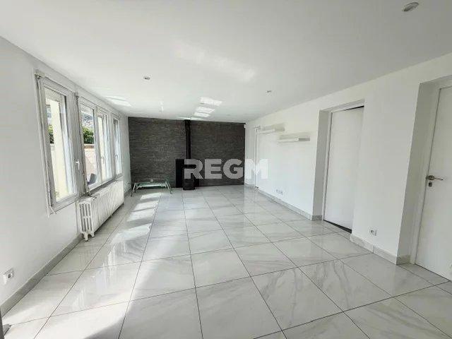 Maison de PLAIN PIED + sous sol total + dépendances sur beau