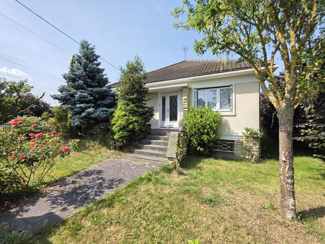 Maison de plain pied sous sol total et jardin