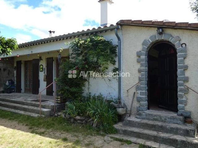 Maison de plain pied sur 1325 m² de jardin