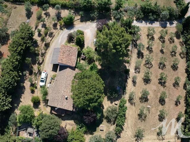 Maison de plain pied sur 3200 m² de terrain à vendre à Aups !