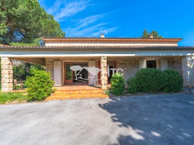 MAISON DE PLAIN PIED SUR 5847M² DE TERRAIN EN ZONE UB