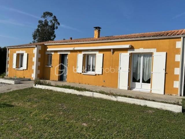 Maison de plain pied sur grand terrain à Meursac