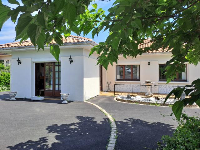 Maison de PLAIN PIED sur grande parcelle avec garage