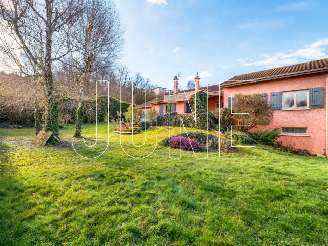 Maison de plain pied sur sous sol avec atelier