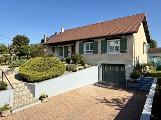 Maison de plain pied sur sous sol type 6 centre ville 800 m2 de terrain