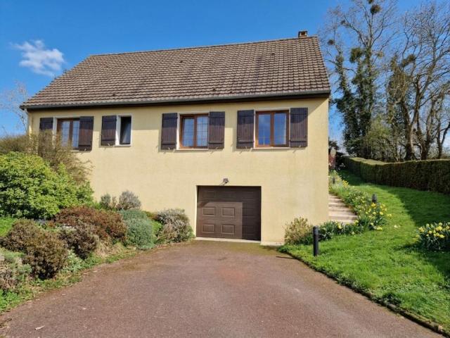 Maison de plain pied surélevée avec sous sol