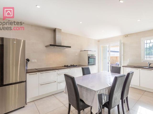Maison de plain pieds de 103 m2 construite en 2022 à Carpentras. Terrain 302 m2
