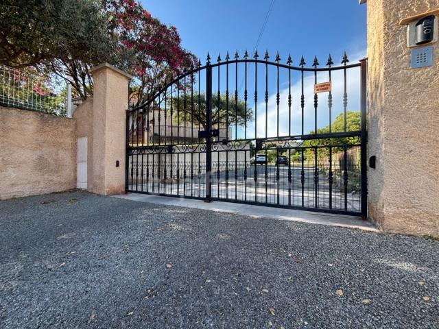 Maison de plain pied de 240 m² à vendre LE CANNET DES MAURES 83, parcelle constructible détachable !